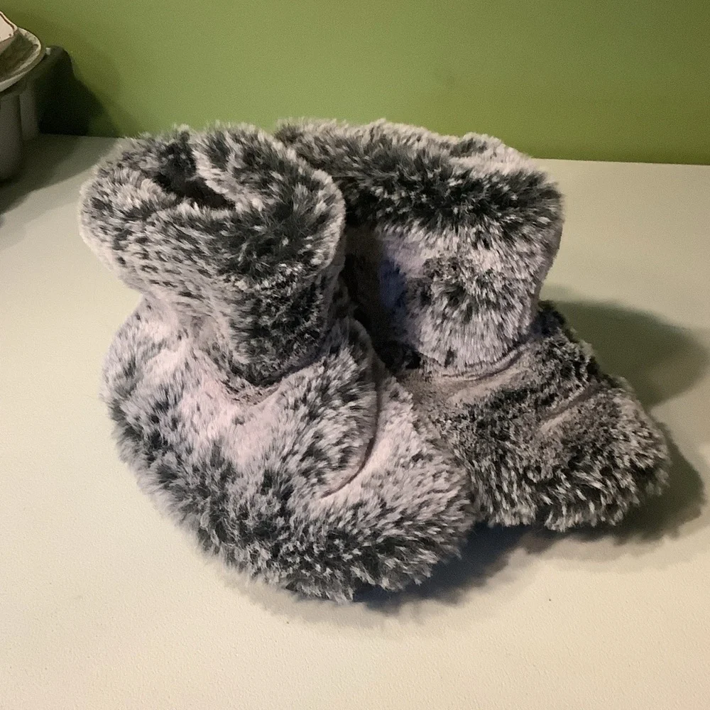 Furry house booties, Girls XL (11-12)